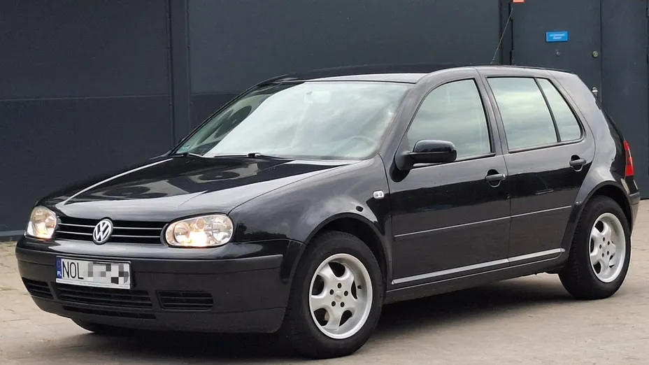 VOLKSWAGEN Golf -