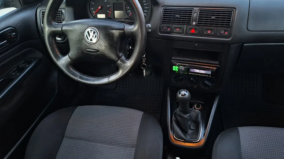 VOLKSWAGEN Golf -