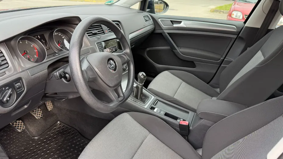 VOLKSWAGEN Golf -