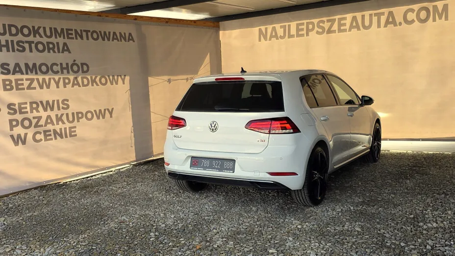 VOLKSWAGEN Golf -