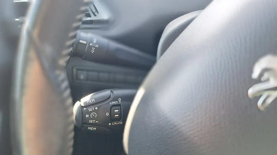 PEUGEOT 308 -