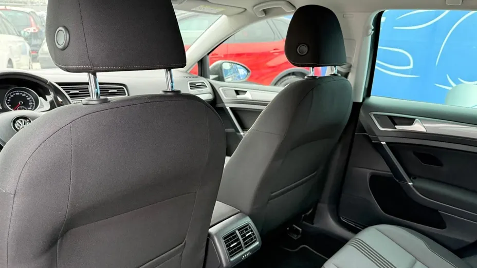 VOLKSWAGEN Golf -