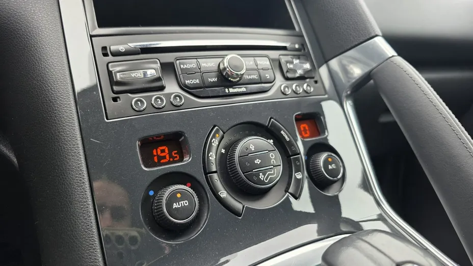 PEUGEOT 3008 -