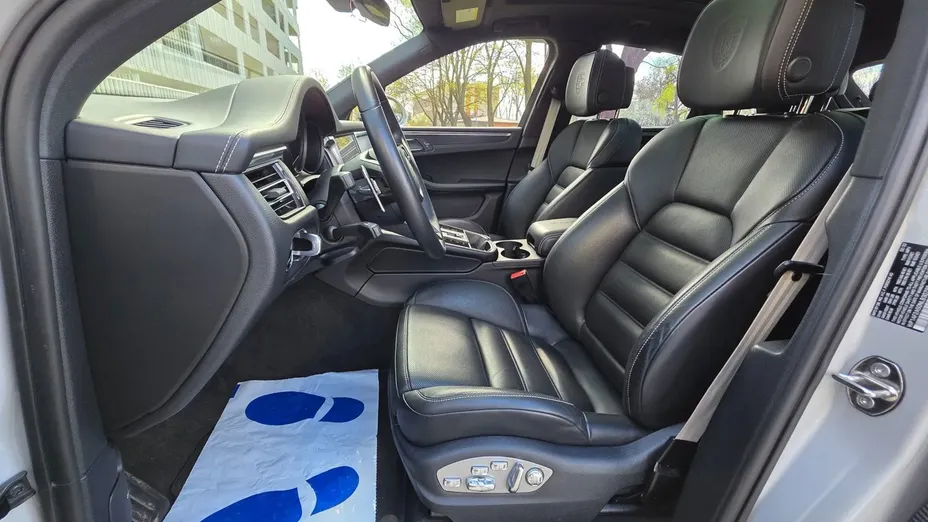 PORSCHE Macan -