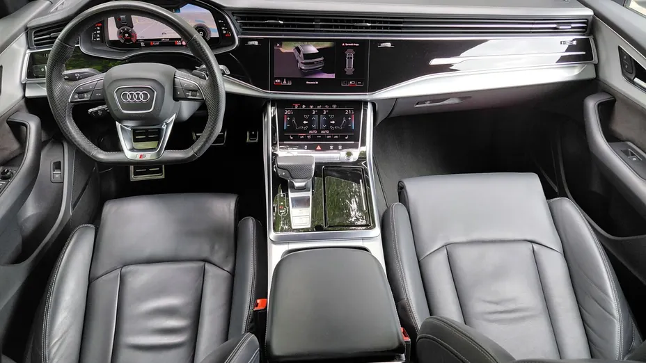 AUDI Q8 -