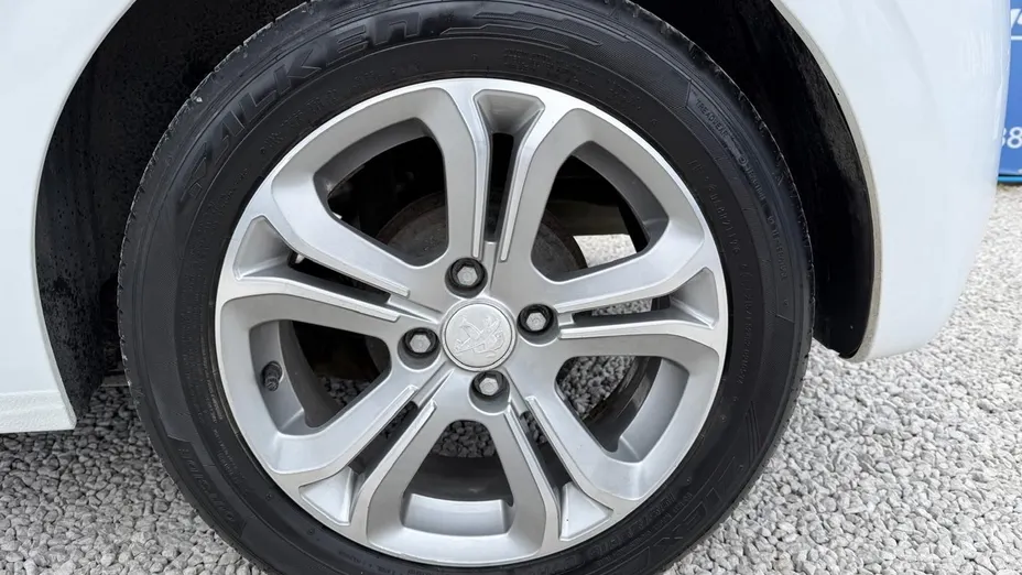 PEUGEOT 208 -
