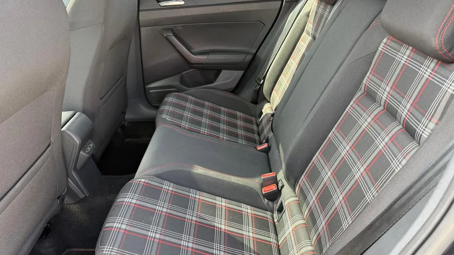 VOLKSWAGEN Polo -