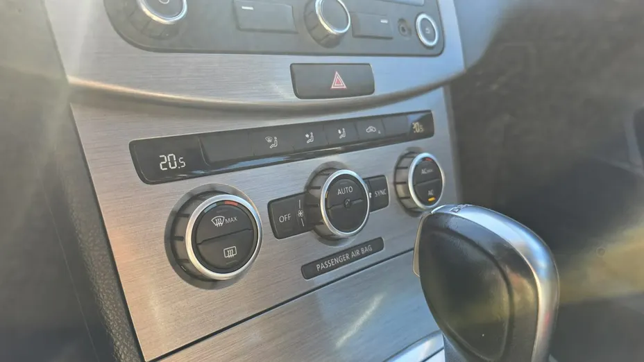 VOLKSWAGEN Passat -