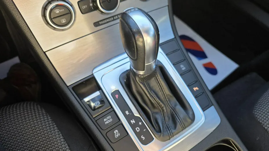 VOLKSWAGEN Passat -