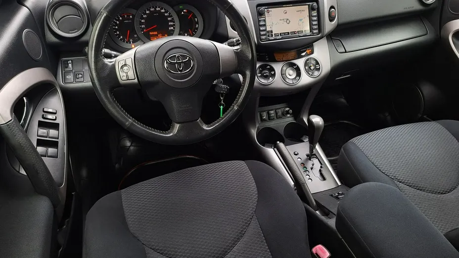 TOYOTA RAV4 -