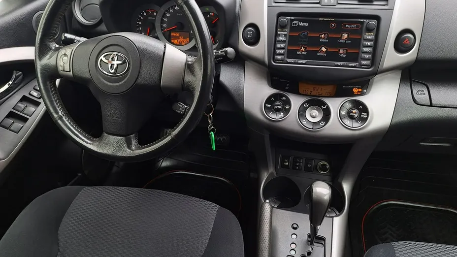 TOYOTA RAV4 -