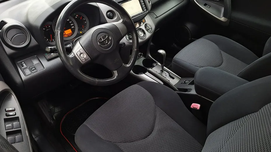 TOYOTA RAV4 -