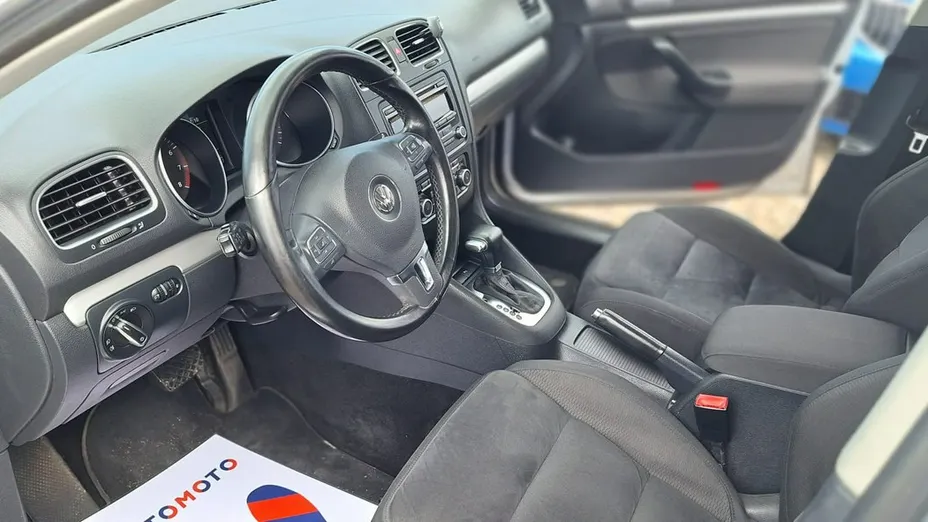 VOLKSWAGEN Golf -
