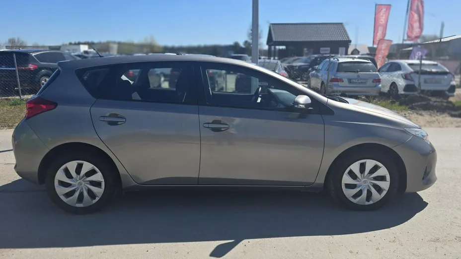TOYOTA Auris -