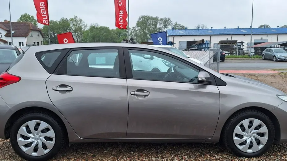 TOYOTA Auris -