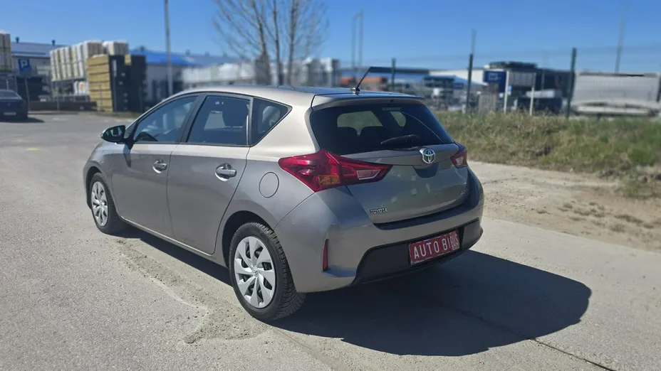 TOYOTA Auris -