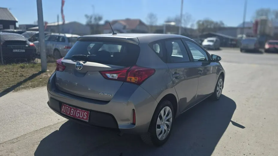 TOYOTA Auris -
