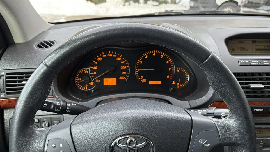TOYOTA Avensis -