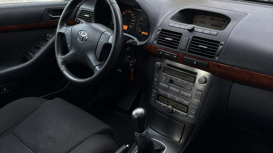 TOYOTA Avensis -