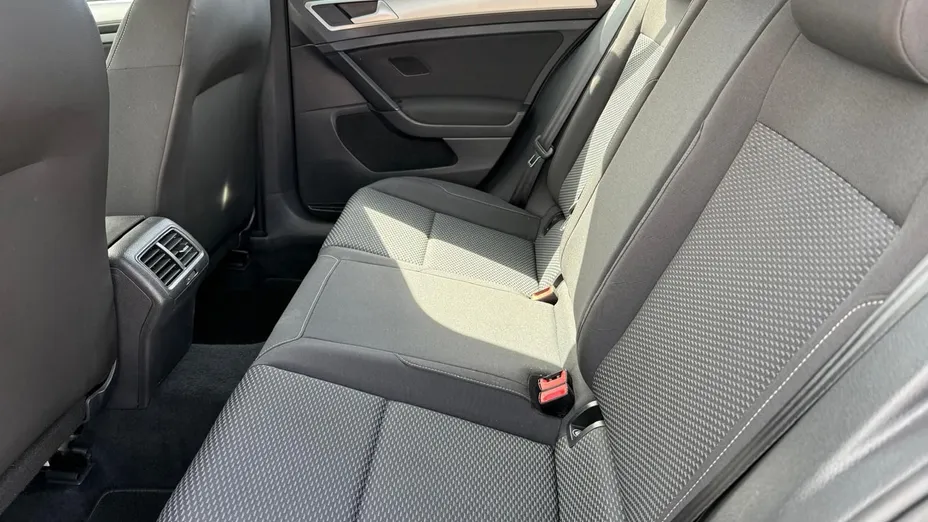 VOLKSWAGEN Golf -