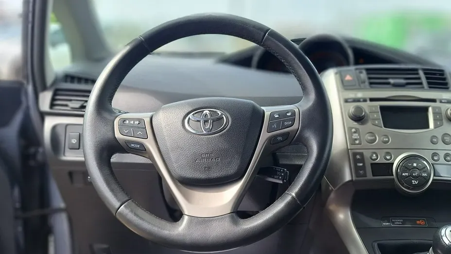 TOYOTA Verso -