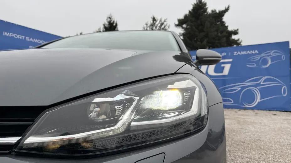VOLKSWAGEN Golf -