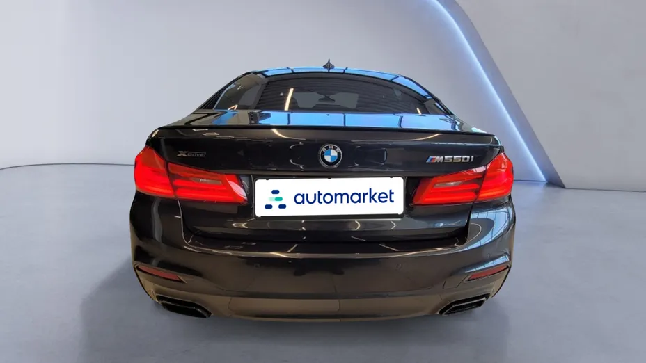 BMW Seria 5 M550i xDrive sport-aut
