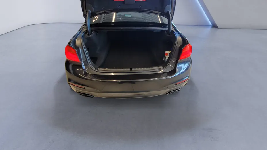 BMW Seria 5 M550i xDrive sport-aut