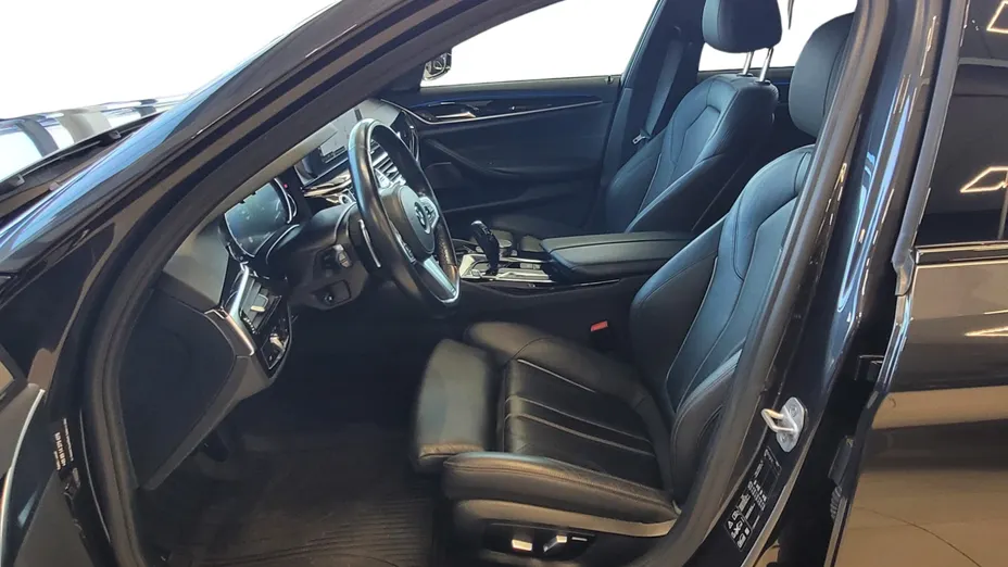 BMW Seria 5 M550i xDrive sport-aut