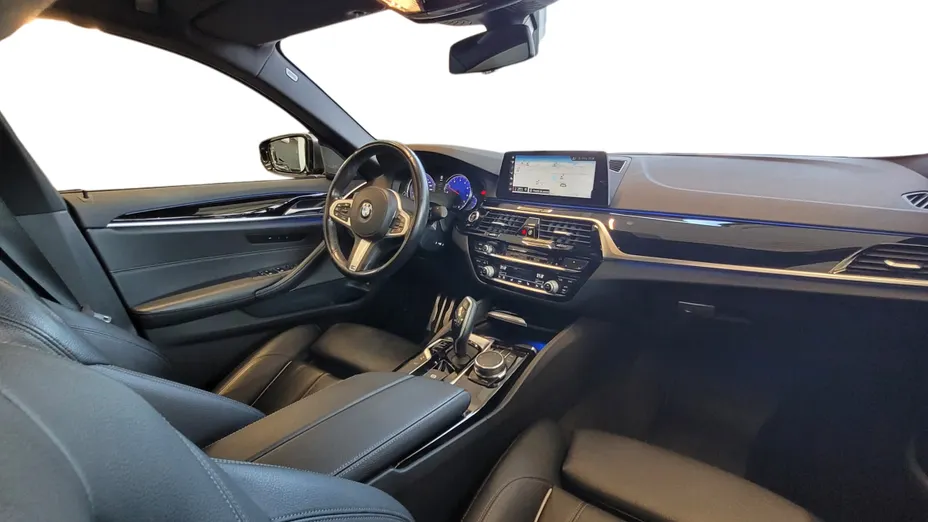 BMW Seria 5 M550i xDrive sport-aut