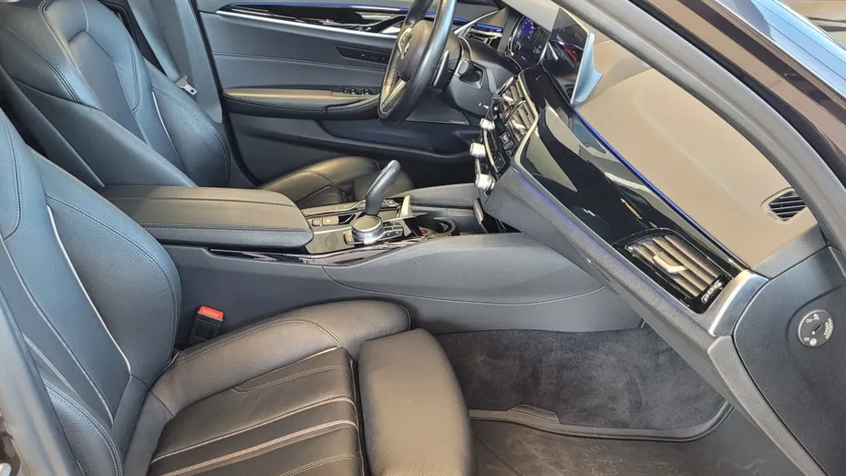 BMW Seria 5 M550i xDrive sport-aut