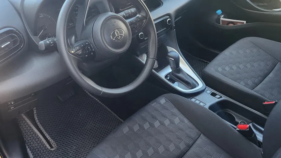 TOYOTA Yaris -