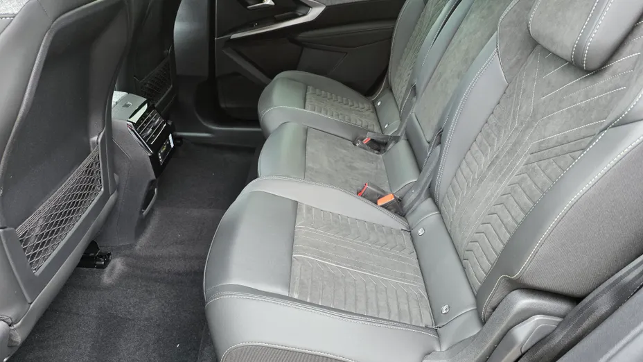 PEUGEOT 5008 5008 1.2 PureTech mHEV GT Exclusive S&S e-DCS6 Nowy