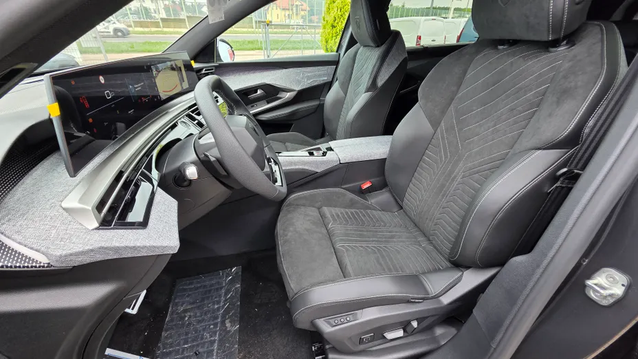 PEUGEOT 5008 5008 1.2 PureTech mHEV GT Exclusive S&S e-DCS6 Nowy