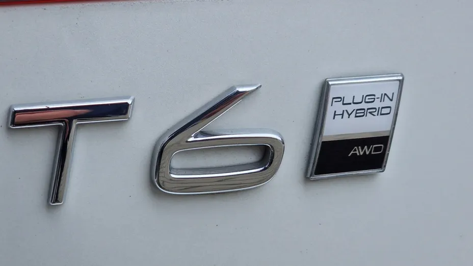 VOLVO V60 V60 T6 AWD Plug-In Hybrid Plus Dark aut