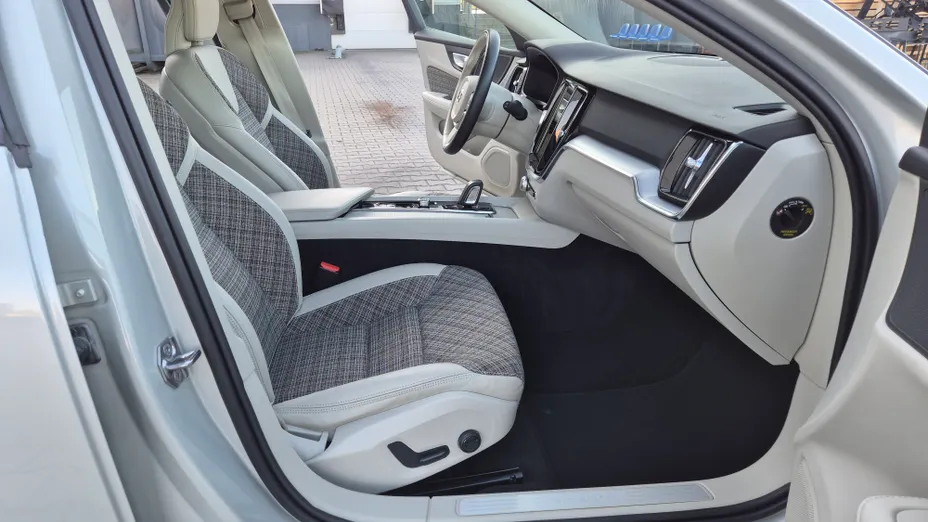 VOLVO V60 V60 B4 D Momentum aut