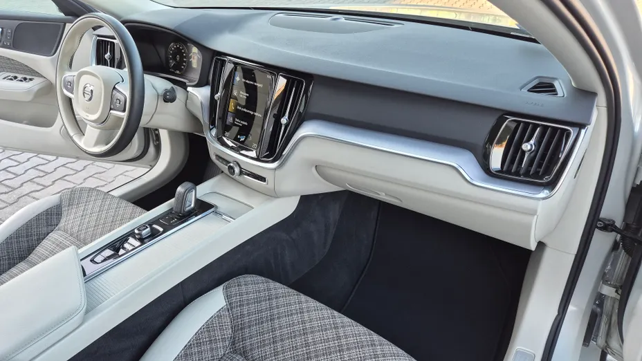 VOLVO V60 V60 B4 D Momentum aut