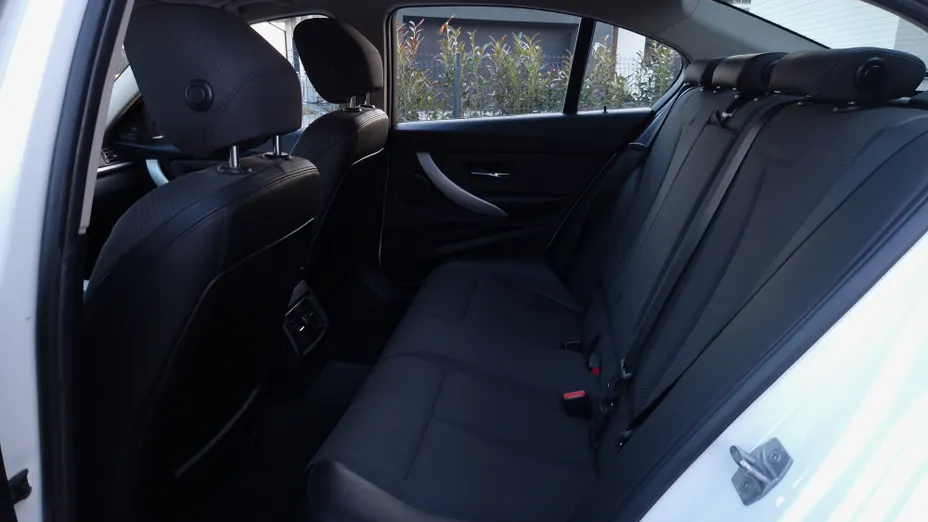 BMW Seria 3 318i Advantage aut