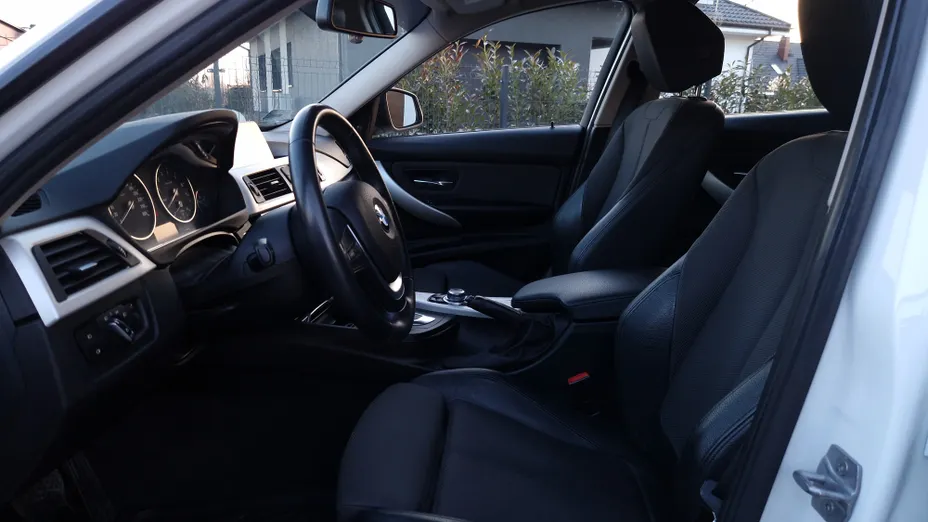 BMW Seria 3 318i Advantage aut