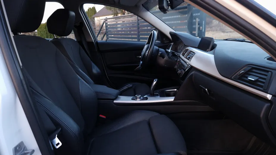 BMW Seria 3 318i Advantage aut