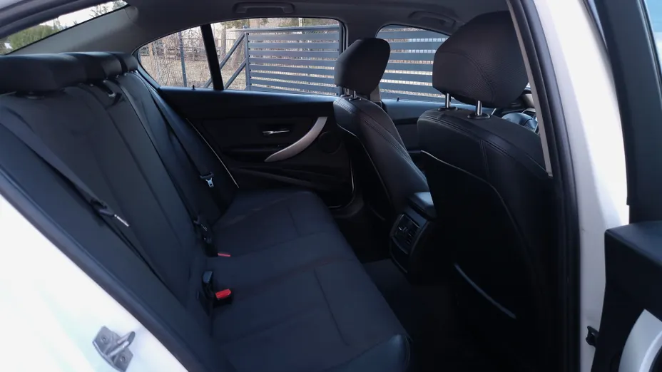 BMW Seria 3 318i Advantage aut