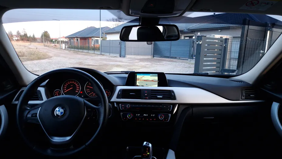 BMW Seria 3 318i Advantage aut