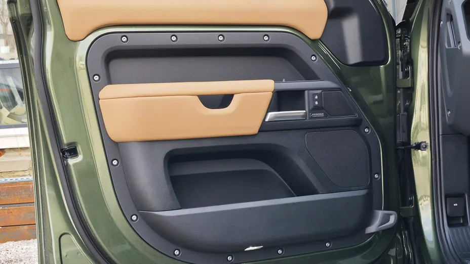 LAND ROVER Defender -