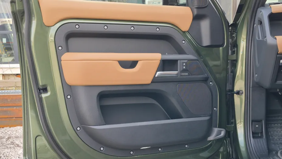 LAND ROVER Defender -