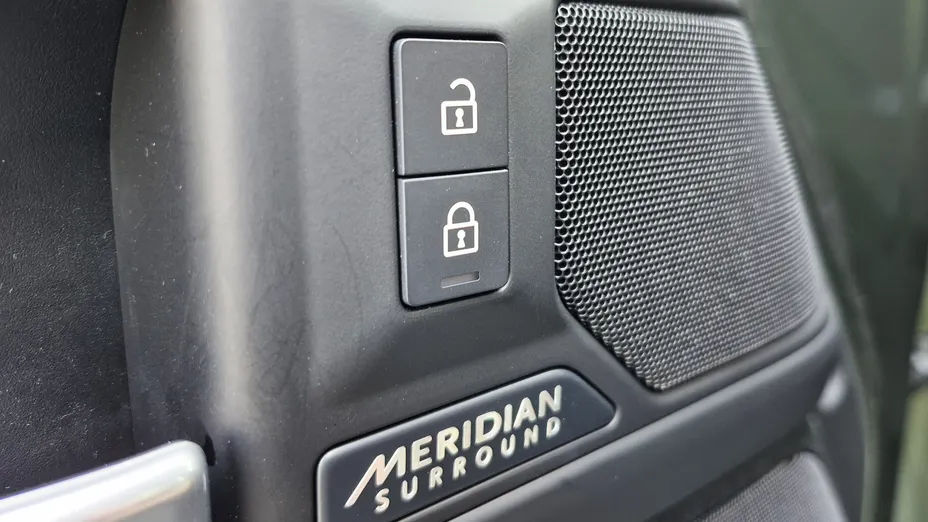 LAND ROVER Defender -