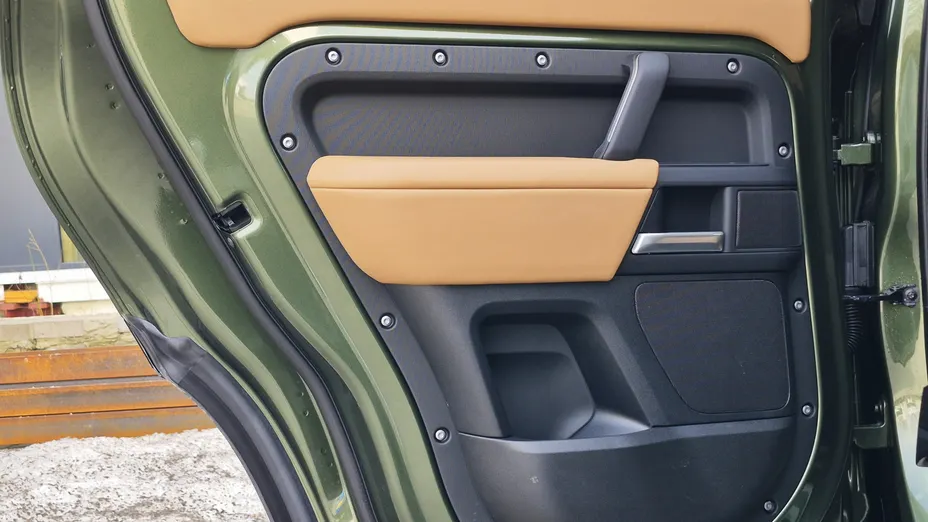 LAND ROVER Defender -