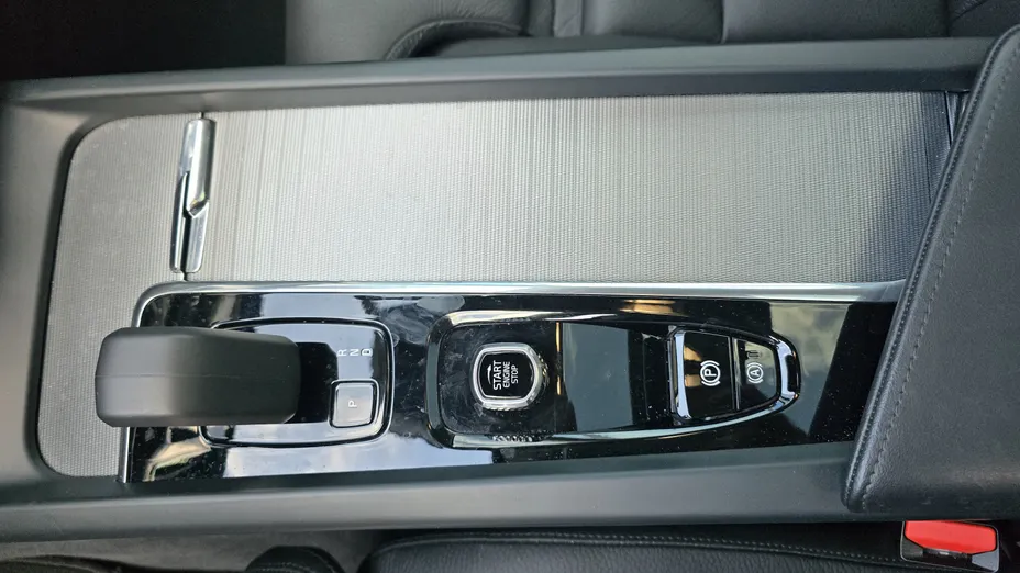 VOLVO XC60 XC60 T6 Plug-In Hybrid AWD Plus Dark aut
