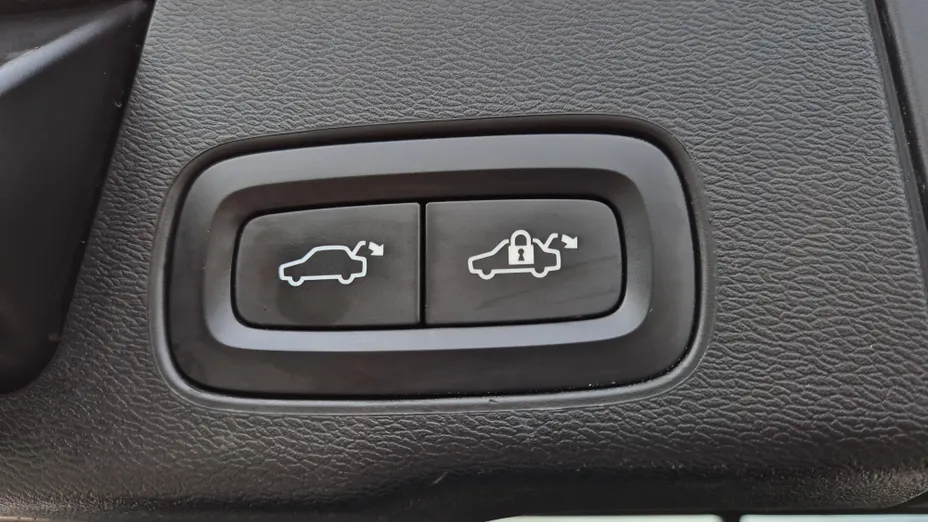 VOLVO XC60 XC60 T8 AWD Plug-In Hybrid R-Design aut