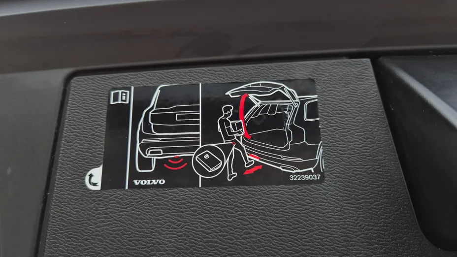 VOLVO XC60 XC60 T8 AWD Plug-In Hybrid R-Design aut