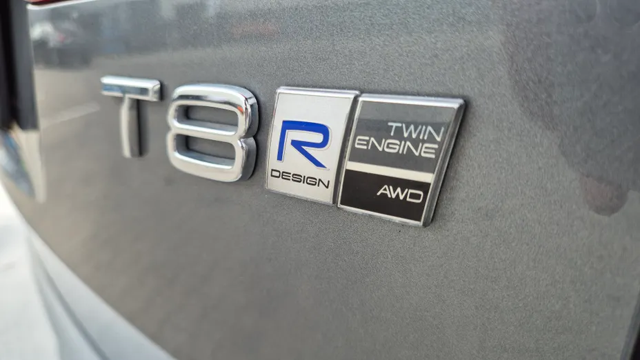 VOLVO XC60 XC60 T8 AWD Plug-In Hybrid R-Design aut